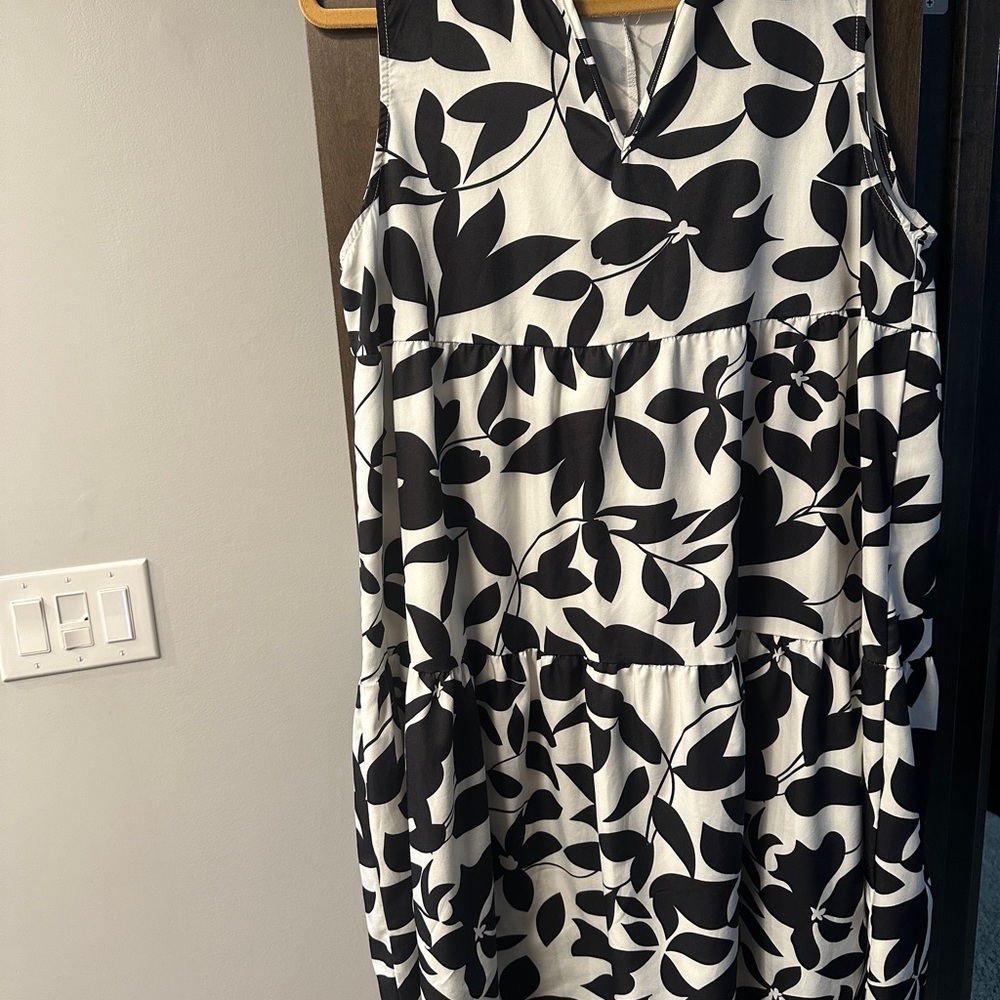 Black and White Floral Sleeveless Dress
